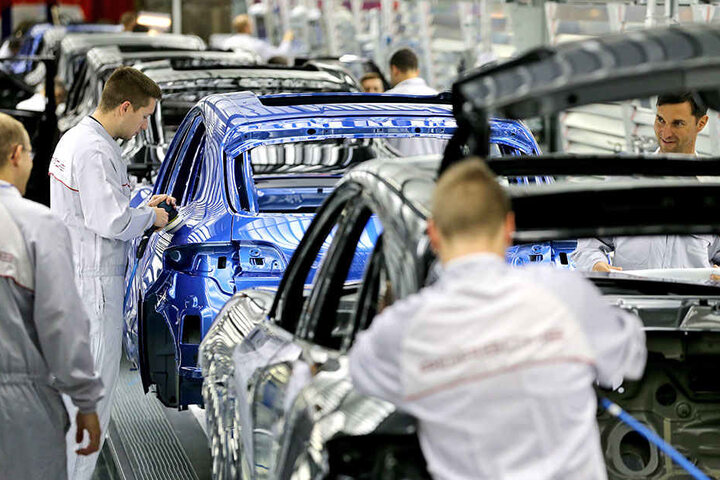 Der Fahrzeug- und Maschinenbau ist eine Männerdomäne - mit guten Verdienstmöglichkeiten. Bis zu 236 Euro mehr im Monat als Frauen verdienen sächsische Männer.