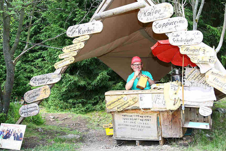 Hereinspaziert in Deutschlands kleinstes Café: Auf knapp fünf Quadratmetern
ist Steffen Konkol der Wirt im
Wald.