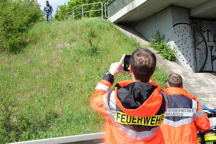 Ein Mitglied der Freiwilligen Feuerwehr fotografierte die Gaffer.