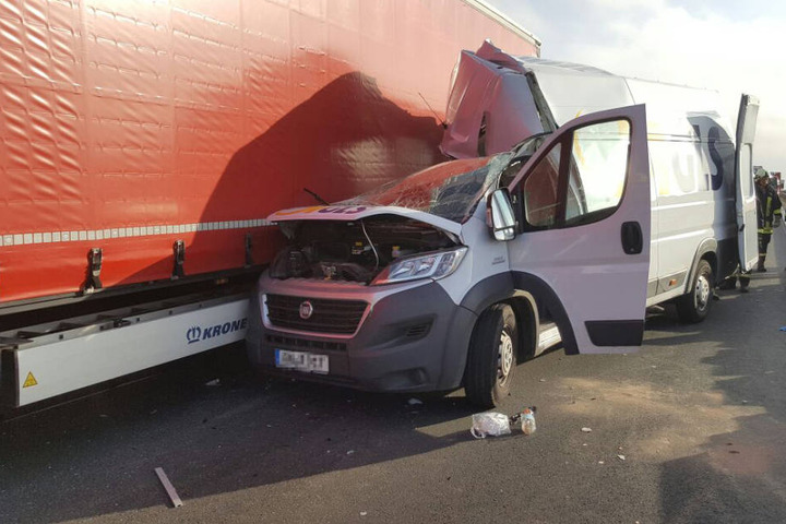 Der Fahrer des Autos wurde schwer verletzt ins Krankenhaus gebracht.