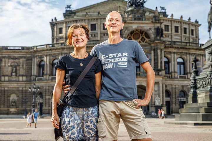 Annett Hartel mit ihrem Mann Michael (beide 47) vor der Semperoper - die wollten sie schon immer mal live sehen.