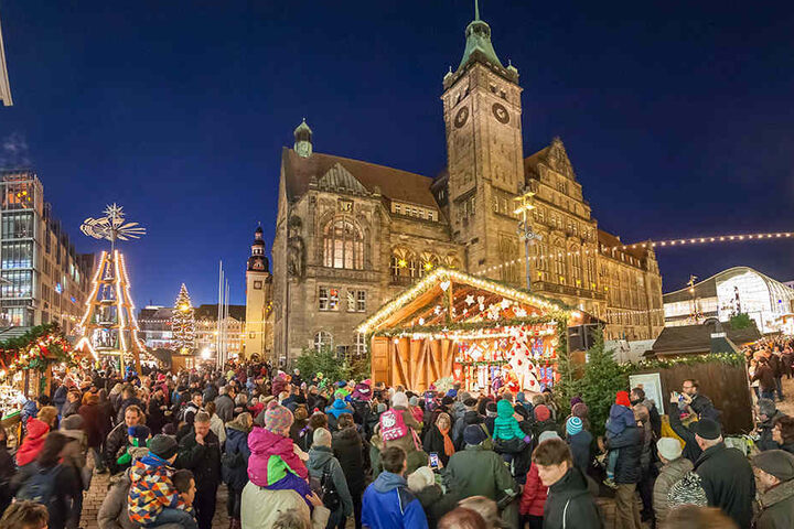 Rund um das Rathaus locken in diesem Jahr wieder mehr als 200 Stände die Besucher an.