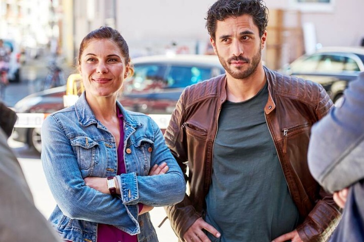 Mina (Yasmina Djaballah), Thomas Waldeck (Jan Kittmann) spielten in "Die Klempnerin"