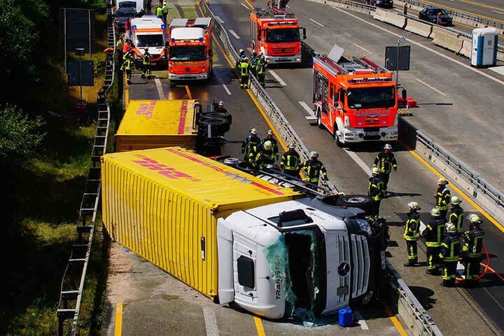 Der Lkw kippte auf die Seite.
