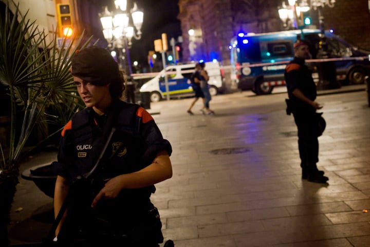Polizisten auf der Flaniermeile in Barcelona. Hier tötete ein Attentäter am Donnerstagabend 13 Menschen, rund 100 wurden verletzt.
