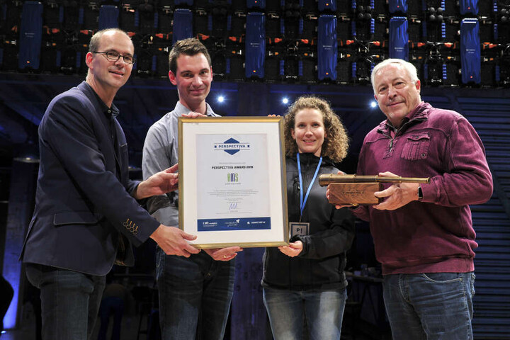 CWE-Chef Sören Uhle (44, l.) überreicht die Urkunde und den Preis für das kommunikativste Unternehmen, die AMS GmbH. Die Gewinner, Michael Scheffler (32) und Bernhard Sünder (65), freuen sich.
