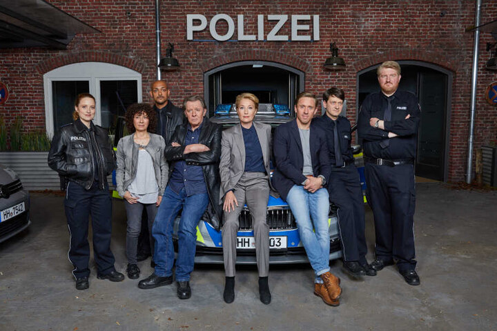 Die Schauspieler Wanda Perdelwitz, Maria Ketikidou, Patrick Abozen, Jan Fedder, Saskia Fischer, Peter Fieseler, Sven Fricke und Marc Zwinz (von links) in der neuen "Großstadtrevier"-Kulisse.
