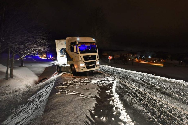 Auf der Verbindungsstraße zwischen Lawalde und Schönbach kam ein mit 5 Tonnen Schokolade beladener Sattelzug nach links von der Straße ab.
