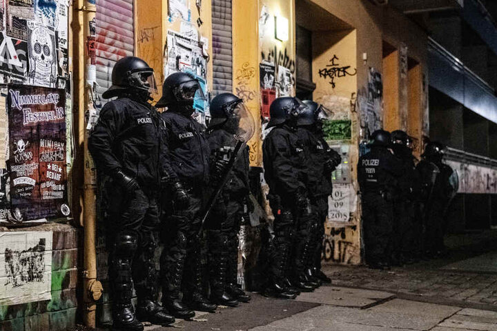 Im Visier der Polizei seien sieben Verdächtige, die im Mai einen Mann in einem Kreuzberger Spätkauf angegriffen haben sollen.
