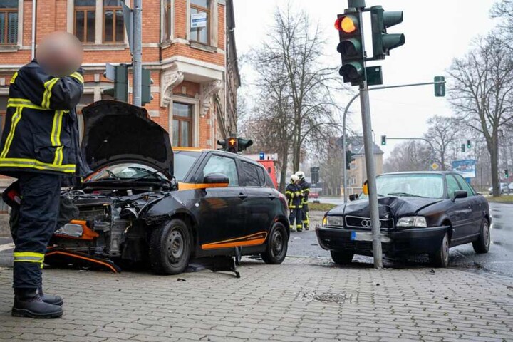 Der Audi krachte an der Auerbacher Ampelkreuzung Bahnhofstraße/ Robert-Blum-Straße noch gegen eine Ampel.