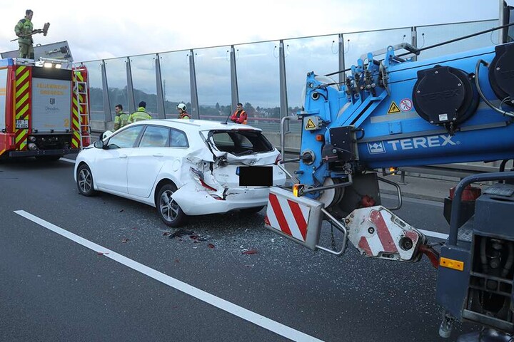 Die Unfallstelle. Der weiße Hyundai und der Kran wurden beide beschädigt.