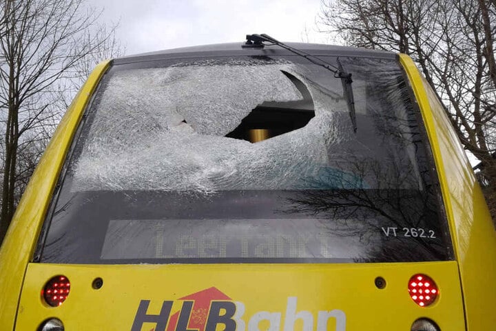 Die Gullydeckel schlugen in die Frontscheide der Bahn ein.