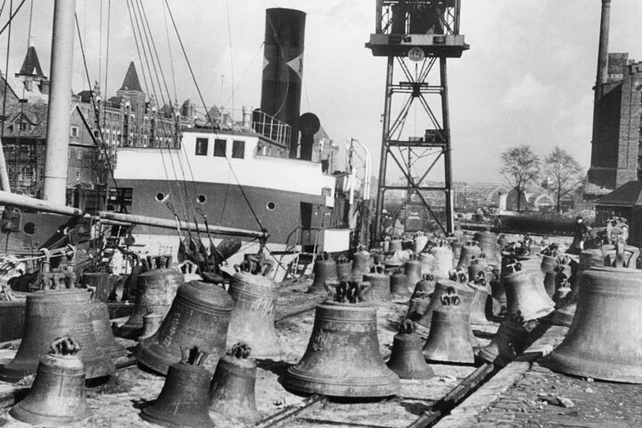 Trauriges Bild von 1945: Im Hamburger Sandtorhafen, dem "Glockenfriedhof", liegen beschlagnahmte Glocken aus ganz Deutschland am Kai.