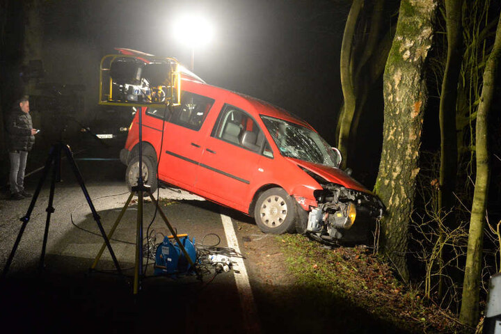 Die Polizei musste die Straße für rund 90 Minuten sperren.