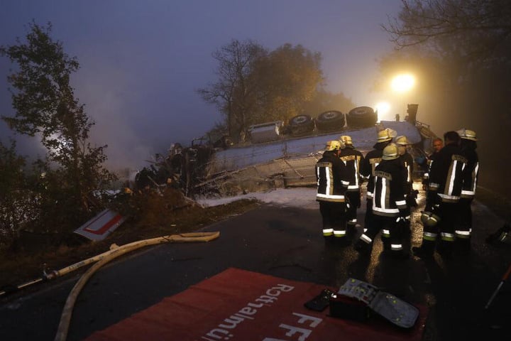 Der Fahrer verbrannte in dem sehr stark deformierten Führerhaus.