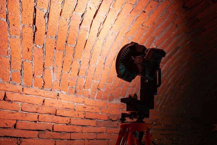 Am Fotoroboter befindet sich eine spezielle Beleuchtung. Damit können selbst bei völliger Dunkelheit hochauflösende Fotos gemacht werden.