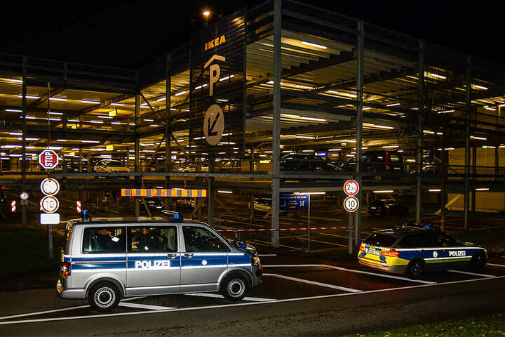 Im Parkhaus stehen noch vereinzelnd zurückgelassene Autos.
