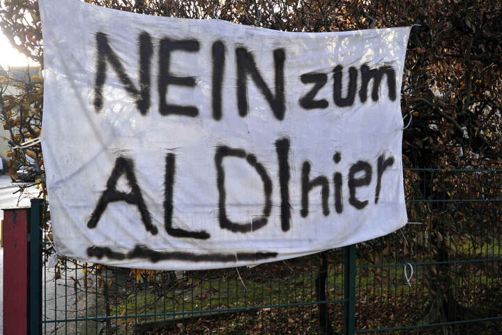 Plakat mit klarer Botschaft: Anwohner fürchteten im Falle eines Aldi-Umzugs ein höheres Verkehrsaufkommen auf der Bornaer Straße.
