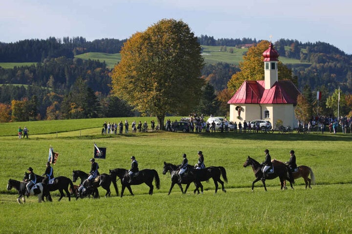 Reiter ziehen in einer Reiterprozession zur Wendelinskapelle. Die Wallfahrt findet seit 1931 zu Ehren des katholischen Heiligen Wendelin statt.