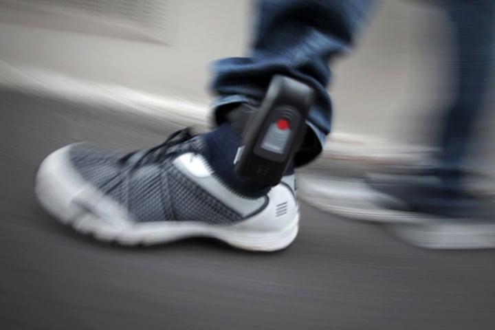 Um Gefährder rechtzeitig an Straftaten zu hindern, sollen sie mit Fußfesseln ausgestattet werden.