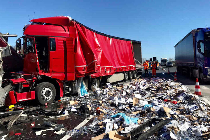 Die Ladung, insgesamt mehrere 1.000 Liter Alkohol, ergossen sich über die Fahrbahn.