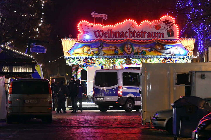 Teile des Potsdamer Weihnachtsmarkt "Blauer Lichterglanz" mussten abgesperrt werden.