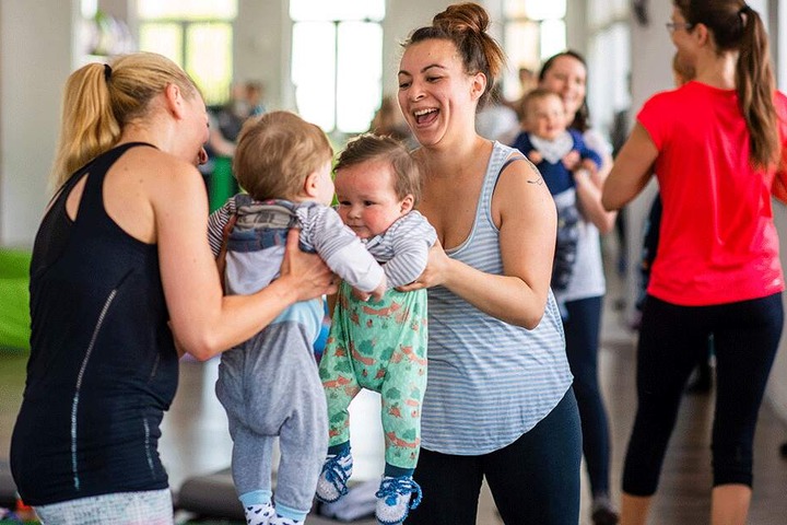 Den Mamas Yvonne (l.) und Tra My macht das Training mit ihren Kids sichtlich Spaß.