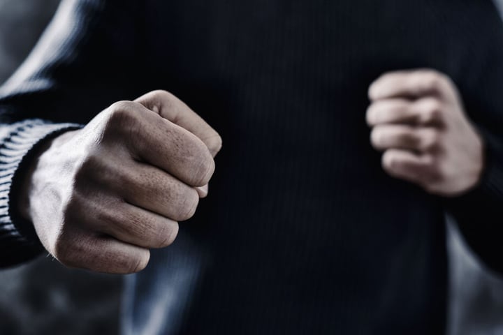 Der Mann meldete eine Prügelei, schlug am Ende aber nur selber um sich. (Symbolbild)