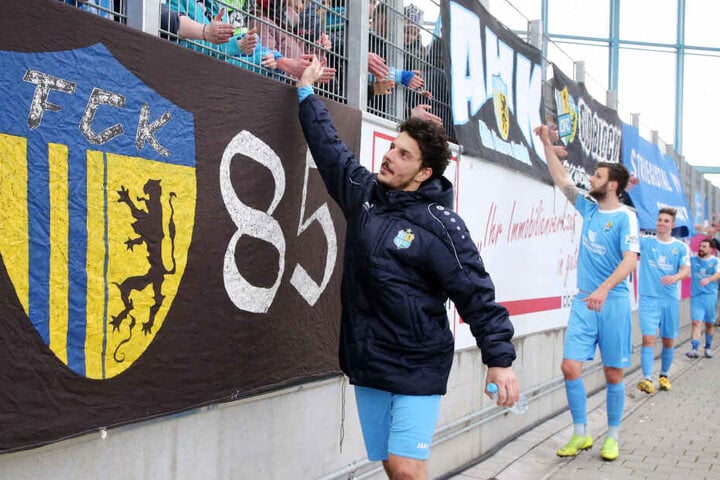 Himmelblauer Königstransfer: Philipp Hosiner klatscht mit den Fans ab.