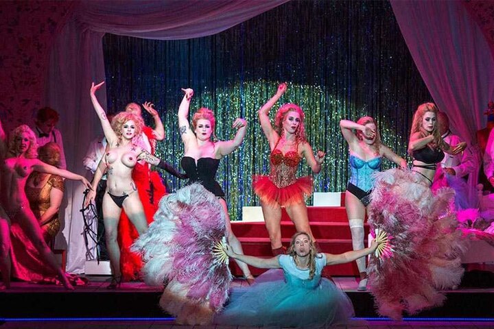 Die sechs Burlesque-Künstlerinnen tanzen in der Oper "Salome" den Schleier-Tanz.
