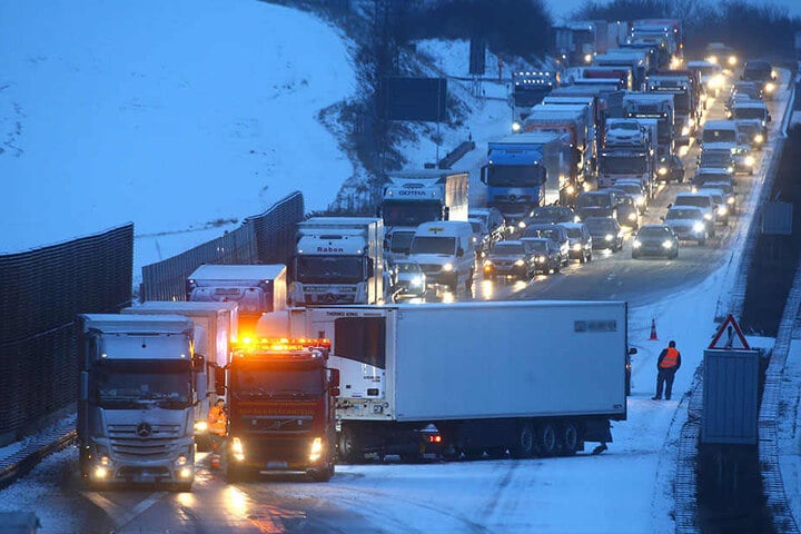 Auf der A4 standen mehrere LKW quer und verursachten Stau.