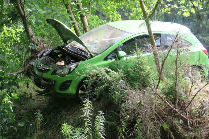 Der beteiligte Opel Corsa hängt nach dem Unfall noch gefährlich am Hang.