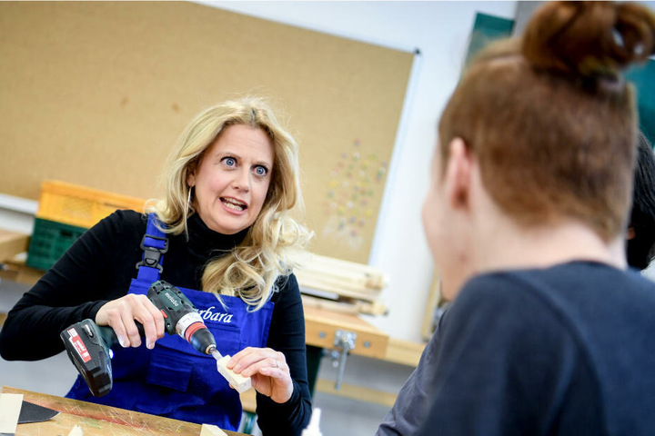 Barbara Schöneberger, Botschafterin der DKJS (Deutsche Kinder- und Jugendstiftung), arbeitet mit dem Schüler Dustin von der Schülerfirma "Holzwerkstatt" der Paul-und-Charlotte-Kniese-Schule in Berlin-Lichtenberg.