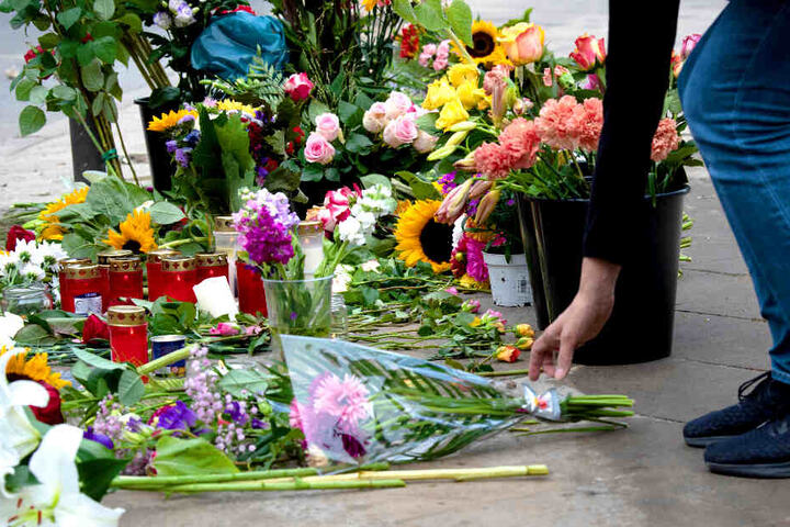 Anwohner legten Blumen an der Unfallstelle nieder.
