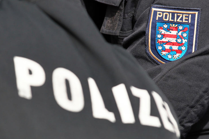 Die Polizei ist auf der Suche nach den vier Männern. (Symbolbild)