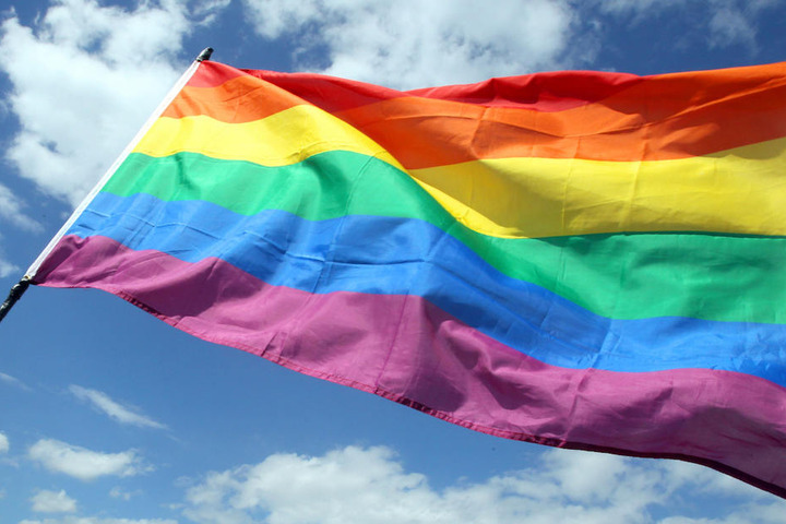Ganz im Zeichen der Regenbogenfahne feiert die Community ihr LesBiSchwules Parkfest.