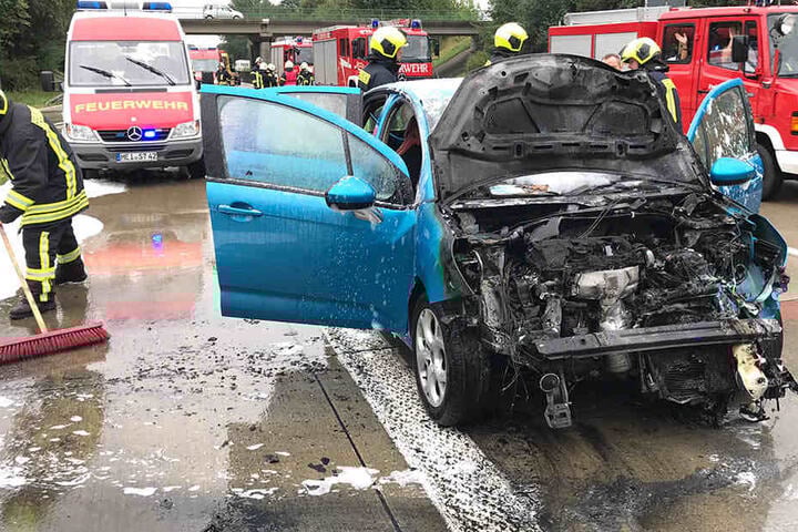 Der Kleinwagen brannte, nachdem er mit einem Sattelzug zusammenstieß.