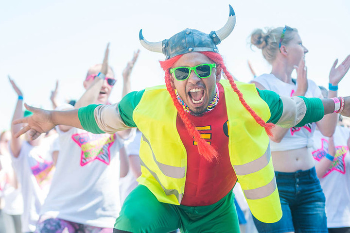 Einheizen bei 30 Grad! Dieser Wikinger vom Festival-Team motivierte die
Massen zum Open-Air-Aerobic.