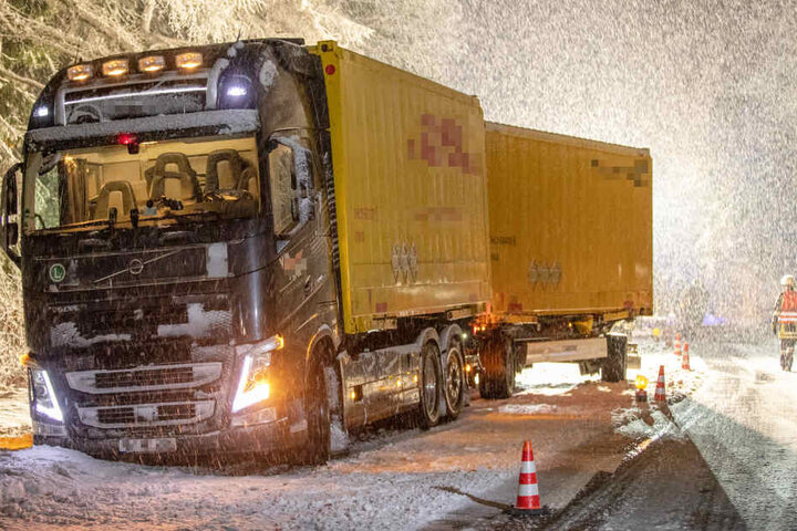 Ein Transporter musste einem umgestürzten Baum ausweichen - es kam in der Folge zu einem Unfall.