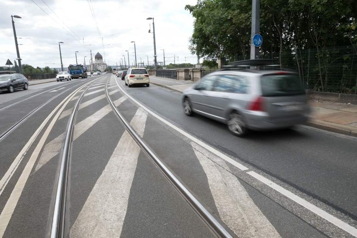 Brennpunkt Marienbrücke: Auf den Gleisen ist es bei Regen rutschig, sie
könnte in Richtung Altstadt komplett einspurig werden.