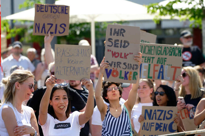 Gegendemonstration bei der Demo in Mönchengladbach.
