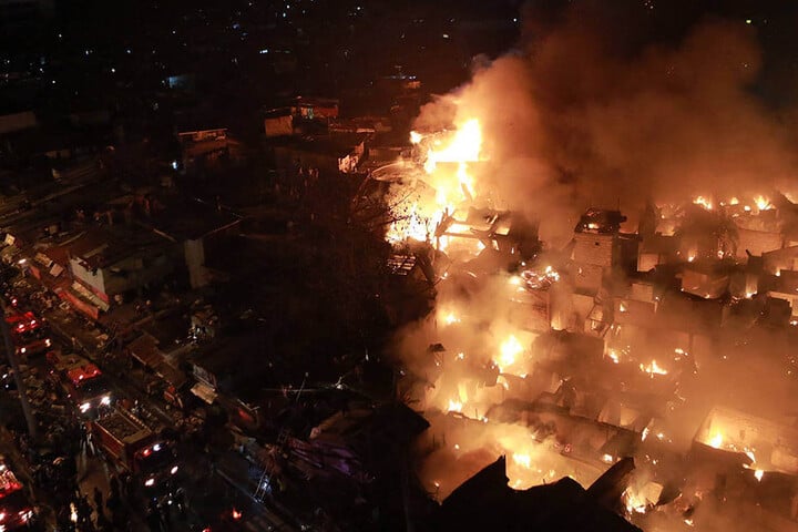 Über die Ursache des heftigen Feuers ist noch nichts bekannt.