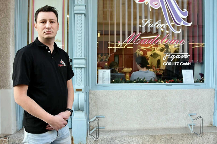 Friseur Tobias Pätzold vor seinem Laden, in dem die Diebe wüteten.