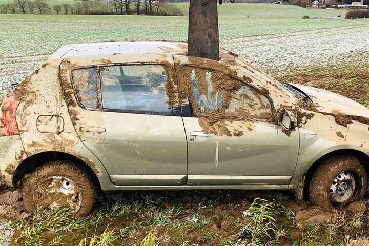 Das Auto kam erst auf einem Feld zum Stehen. Mit einem Kran wurde es geborgen.