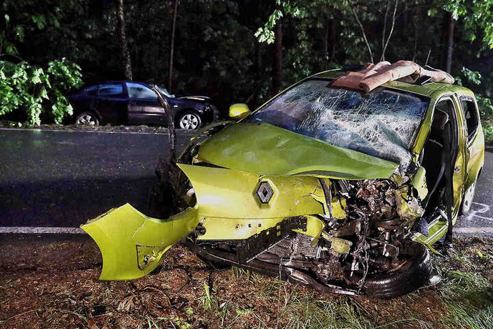 Der Fahrer des Seat wurde mit lebensbedrohlichen Verletzungen ins Krankenhaus gebracht.
