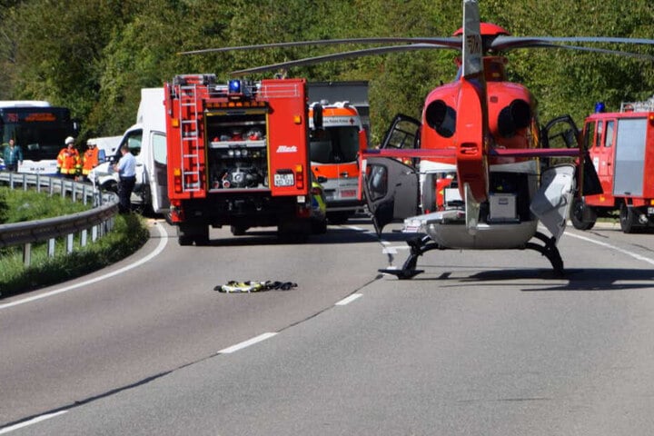 Auch ein Rettungshubschrauber ist im Einsatz.