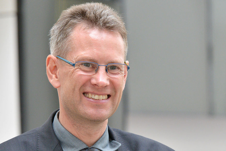 DVB-Vorstand Andreas Hemmersbach (48) freut sich auf den Ausbau der Zentralhaltestelle.