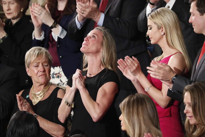 Carryn Owens saß während der Rede neben Trumps Tochter Ivanka und reagierte sichtlich bewegt.
