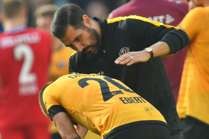 Cristian Fiel tröstete Patrick Ebert und dessen Mitspieler noch auf dem Platz.