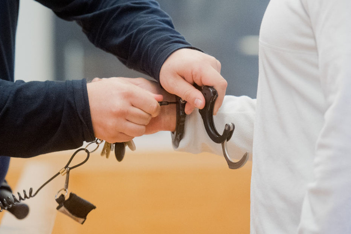 Mit zwei Komplizen soll der verurteilte den Juwelier gestürmt haben (Symbolfoto).